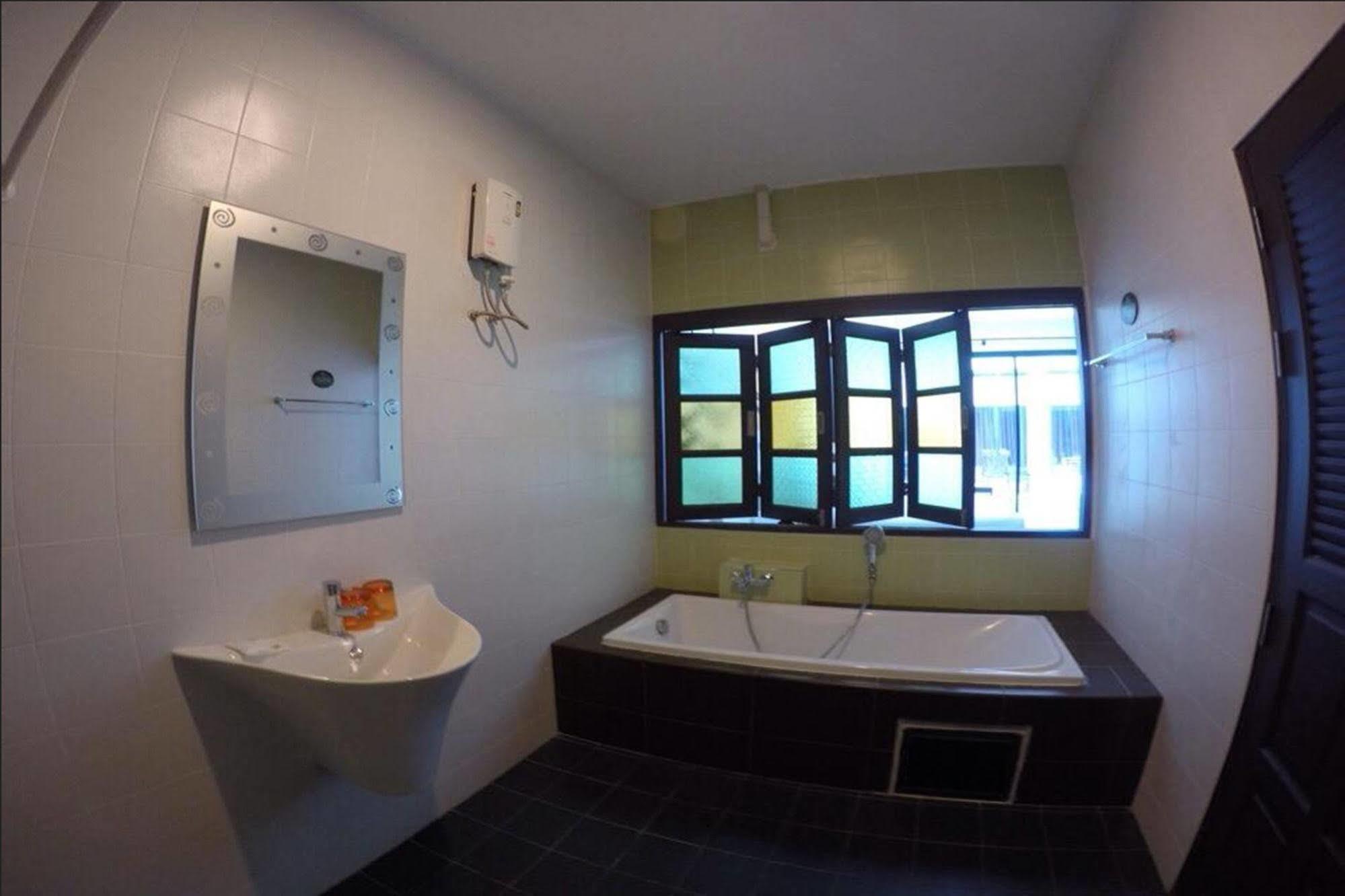 Alphabeto Resort Nai Harn Eksteriør billede